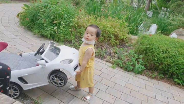 ミン・ヨンウォンのインスタグラム：「클래식 틀어주고 우아한? 산책을 기대했지만...현실은..거리가 머네요 ㅎㅎ🤦‍♀️🤦‍♀️ . . 산책만 가도 힘든 아들맘 저걸 왜 들을 생각을 할까요????? ㅎ🤷‍♀️🤷‍♀️ 항상 뭔가 하는 아기  #부지런칭찬해 영혼 털림  . . #힘쎈아기 #들어들어다들어 #먹방 #푸드파이터#먹방요정  #16갤아기 #사랑해 #애교쟁이 #육아일기 #신혼일기 #육아맘 #육아소통 #일상 #소통 #맞팔 #데일리 #황금돼지띠아들 #오오티디  #베이비스타그램 #foodfighter #baby #babyboy #love」