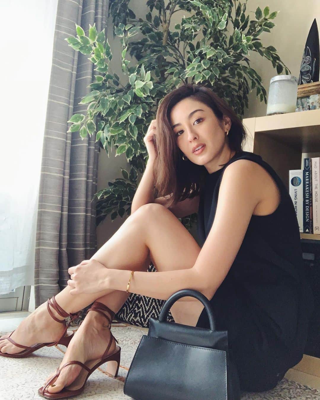オードリー亜谷香のインスタグラム：「It’s August!? What happened to April, May, June & July!? ☀️🏝  Dress- @enfold_official  Shoes- @elleme  Bag- @elleme  Earrings- @luvaj  Bracelet- @cartier」