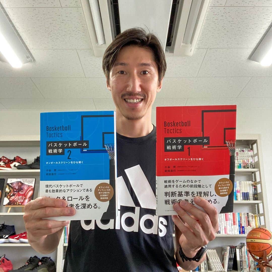 網野友雄のインスタグラム：「流通経済大学小谷先生より献本いただきました「バスケットボール戦術学」様々なスクリーンプレーを丁寧に説明しており、図のデザインも見やすいです！勉強させて頂きます！ #バスケットボール戦術学」