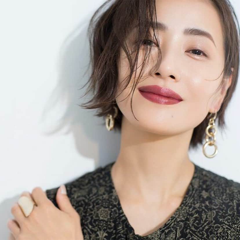 真樹麗子さんのインスタグラム写真 - (真樹麗子Instagram)「人気ヘア＆メイク小田切ヒロ流『40歳からの「逆転発想」美容』Vol.98 夏のブラウンリップは、「角を取る」ほど色っぽい 人気ヘア＆メイクアップアーティスト小田切ヒロさんが説く、40歳からの逆転美容。秋先取りのブラウンリップ、大人の女っぷりをあげる塗り方は？  @precious.jp のプロフィールリンクより、ご覧になって頂けます✨✨✨ ーーーーーーーーーーーーーーーー PHOTO:  中島 洸（まきうらオフィス）　@hikaru_nakajima09  HAIR MAKE ： 小田切ヒロ @hiro.odagiri （LA DONNA）  STYLIST ： 関口真実  @manami_sekiguchi  MODEL ： 真樹麗子（Precious専属） EDIT&WRITING ： 長田杏奈  @osadanna  Precious.jp 多喜景子　@taki_beauty  ーーーーーーーーーーーーーーーーーーーーーー  ［モデル着用衣装］  ワンピース￥29,000（ル・ピボット）　ピアス￥9,000・リング￥11,000（ウノアエレ ジャパン＜ワンエーアールバイウノアエレ＞）  @unoaerre_japan  ※掲載した商品の価格はすべて税抜です。  #preciousjp#precious#小田切ヒロ さん #beauty#model#真樹麗子#40歳からの逆転発想美容 #メイク好きさんとや繋がりたい #コスメ好きさんと繋がりたい #大人のメイク#真樹麗子 #beautymodel#instagood #大人メイク#大人コーデ #大人のメイク#大人のリップ#メイク好き #大人のメイク #大人のベースメイク#大人のアイシャドウ#instagood#ショートカット#大人ショート#ショートヘア」8月4日 13時51分 - makiofficial_0718
