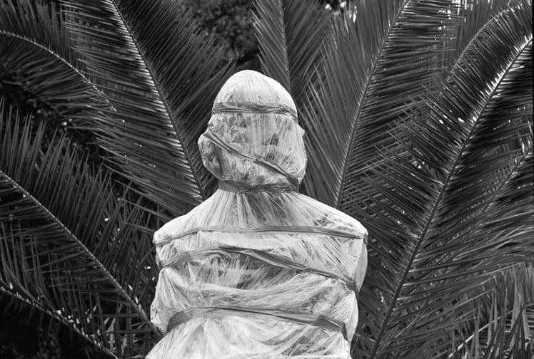 Meganさんのインスタグラム写真 - (MeganInstagram)「Ferdinando Scianna, Italy, 1987 🌴 - - - - #ferdinandoscianna #magnumphotos #blackandwhitephotography #statue #palmtrees」8月4日 13時52分 - zanzan_domus