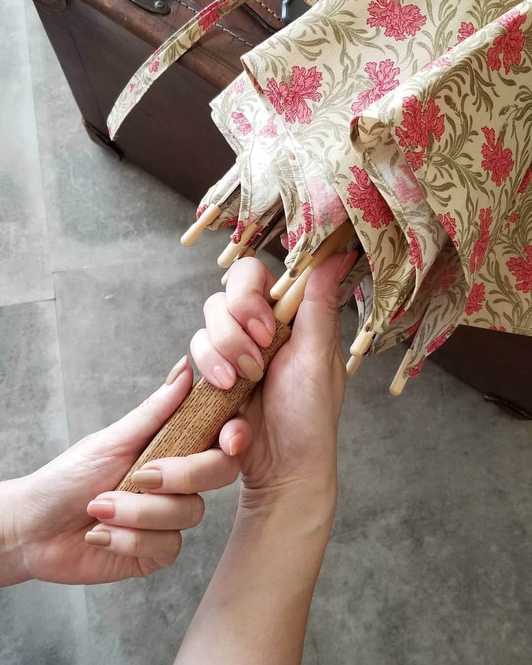 のインスタグラム：「† 2020 August 4th † nail change 新色のモカブラウンと オレンジピンク♡ 今作ってる日傘と ぴったりなイメージに♡ 選ぶ色は やっぱり今一番気になってる色でした。 @nail_service_ecru 今回も素敵にしていただき ありがとうございました♡ 爪剥離から２年 ここまで爪の形が綺麗に回復しました♡ 感謝感激です！ あんまりちゃんと写ってないけど(笑) † 裏話ですが 昨日は暑くて 近いけどバスで行こうと PASMOと 1万円だけ持って出たら 降りる時に残高が7円でブザー あー小銭持ってないし しかも 1万円札しかないじゃん！ 半泣きで チャージお願いします。 と言ったら 運転手さん お釣りが出ませんがいいですか？ 知ってるよー😵 残高あると思って乗っちゃったんだもん。 そして落胆しながら 全額チャージしてスッカラカン ネイル代金は来月分にツケになりました😭 西鉄さん10000円、5000円の時はお釣りが出るように 何とぞお願いいたします🙏 † #ネイル#ネイルチェンジ#日傘#ハンドメイド#nail#nailchange#handmade」