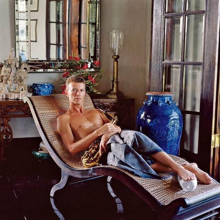 Meganさんのインスタグラム写真 - (MeganInstagram)「David Bowie reclining on a Javanese planter chair on the Island of Mustique 〰 @archdigest 1992 ⚡️ - - - - #davidbowie#architecturaldigest #interiordesign #indonesianstyle #mustique #iman」8月4日 13時59分 - zanzan_domus