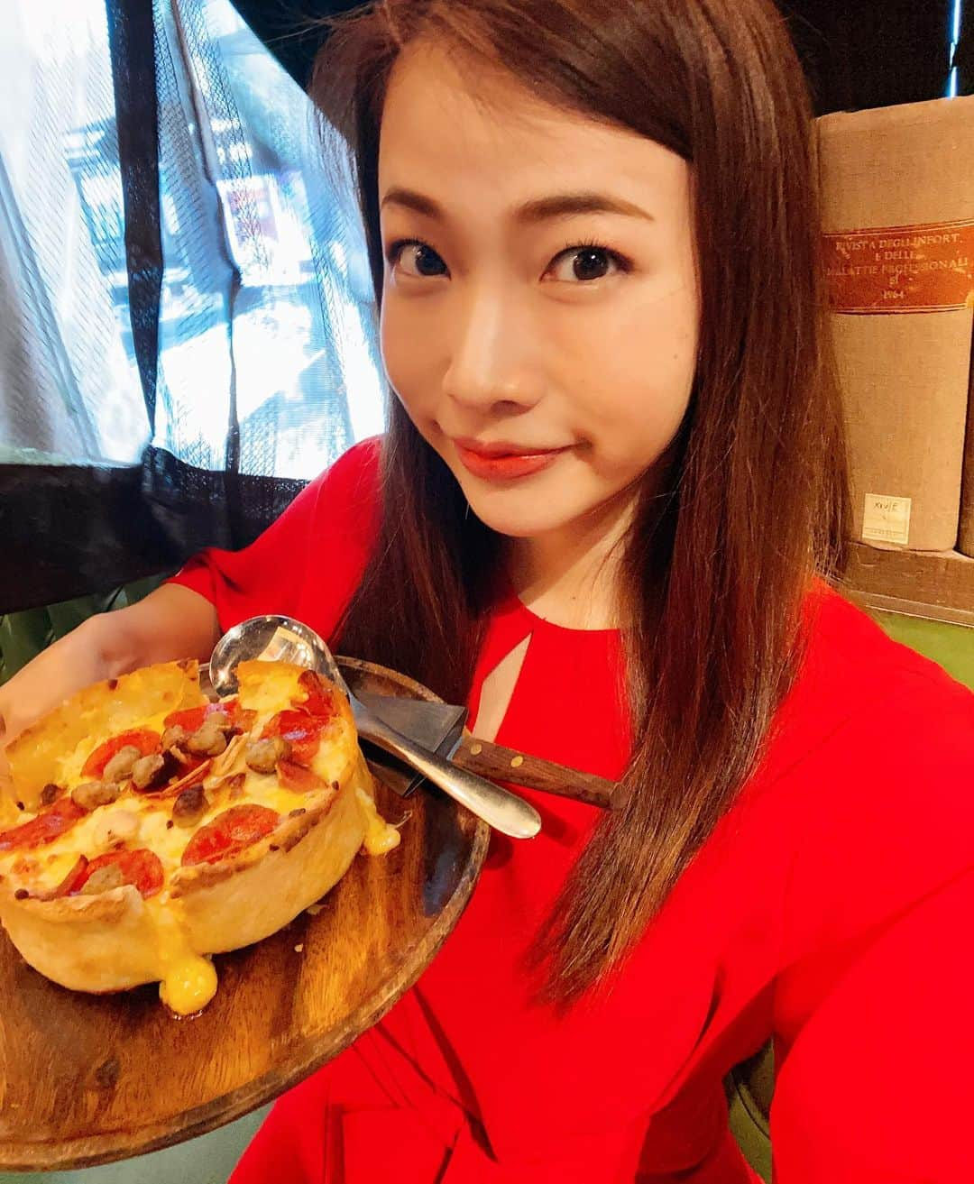 工藤沙織さんのインスタグラム写真 - (工藤沙織Instagram)「渋谷の隠れ家、コーンバレー渋谷 @corn_barley  でシカゴピザを食べてきました🍕  かなりボリュームはあるけれど、チーズたっぷりの具材はもちろん生地の部分も美味しくて食べやすくペロリ😋  なんと渋谷で37年やっているこちらのお店は、渋谷にいることを忘れてしまいそうなくらいの異世界な感じであまりに居心地が良くて3時間も長居してしまいました😅  ディズニーのキャラも至る所にいて、ディズニーランドに来たかのようでした。  あとはフリーメイソンのブースもあって一人ワクワク🤭  お店の方の方のサービスも素晴らしく、ぜひまた伺いたいと思います🤍 . #お酒飲む前にはあれを摂取 #もちろんこのあとはあと栄養素忘れずに摂取　 #食べたいものはたべる #Cornbarley #渋谷レストランバー #渋谷バー #渋谷ディナー #アートのある暮らし #アート巡り #音楽のある生活 #movie #pr #トリドリベース」8月4日 14時03分 - sally.kudo