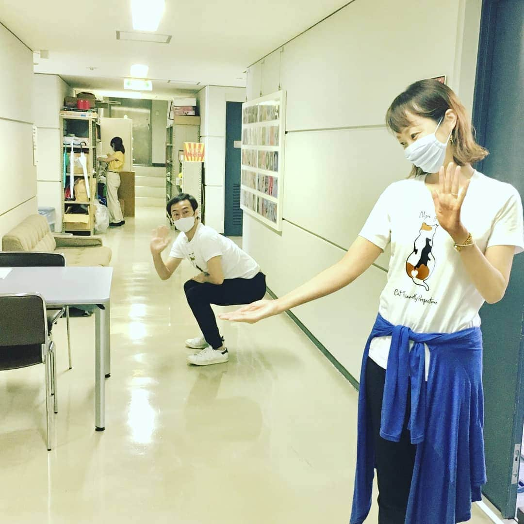 伊勢みずほさんのインスタグラム写真 - (伊勢みずほInstagram)「手乗り近藤さん。の写真ですが、 どうみても私の手が便器😱😱😱  今日もごきげんアワーを聴いてくださったリスナーの皆さん、どうもありがとうございました✨  今週から午前中のみの放送ですが 午後からは私も大好きな遠藤麻理さんの新番組がスタートしましたので、ゆったり紅茶でものみながら四畳半スタジオを楽しもうと思います📻  #ごきげんアワー #bsn #bsnラジオ #ラジオ #手乗り #トリックアート #トリック写真 #駄作 #手が便器 #🤣 #四畳半スタジオ  #遠藤麻理  #近藤丈靖 #アナウンサー #パーソナリティー #伊勢みずほ #📻 #のんびり #おうち #お家で過ごそう」8月4日 14時16分 - isemizuhoo