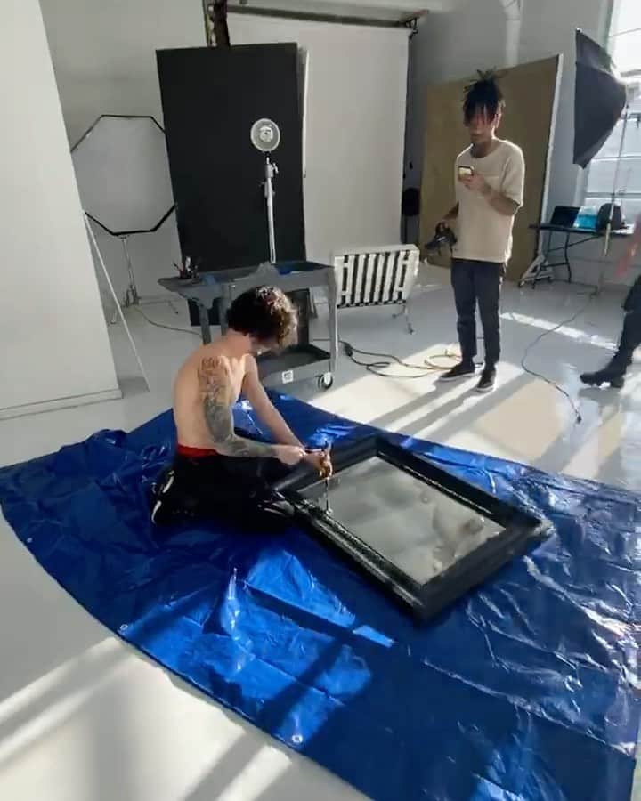 のインスタグラム：「If you were wondering how we made @realandyleo’s photo on the “07102010” acoustic album cover, here’s my dumb ass breaking a mirror shirtless with @realandyleo’s space goggles on to “protect” myself. Safety first kids 👽」