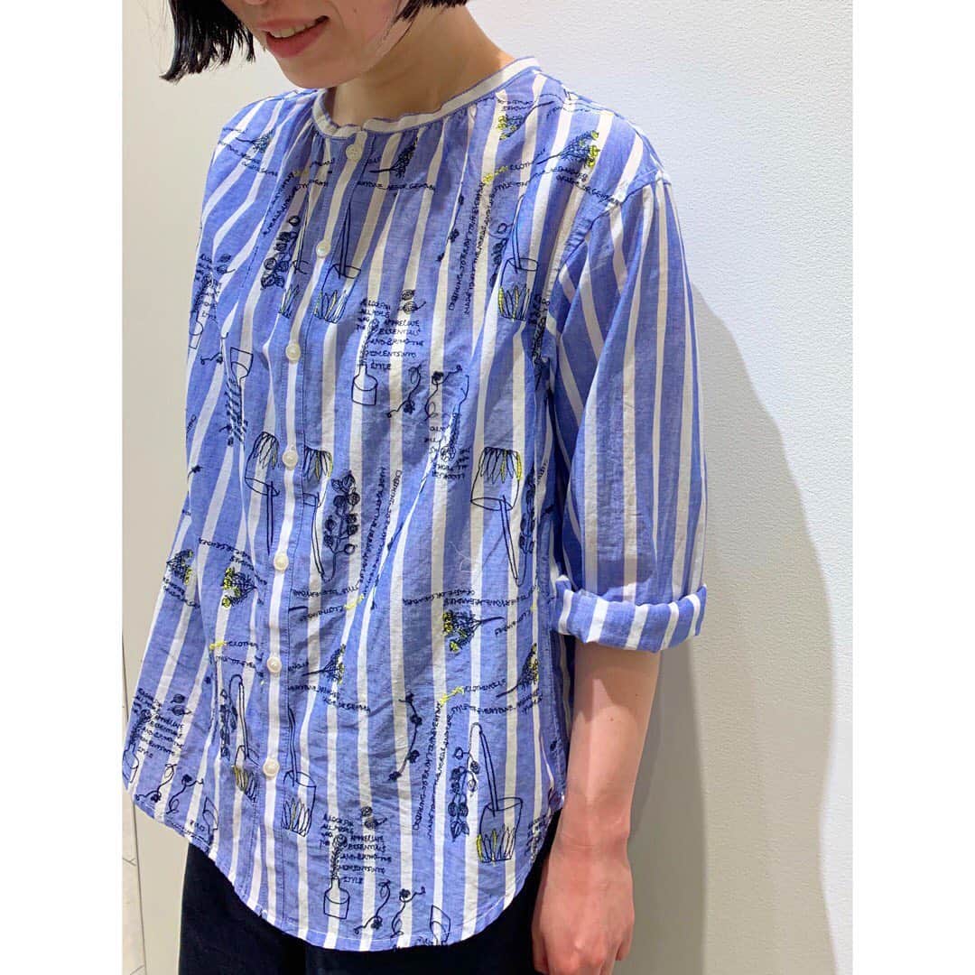ネ・ネットのインスタグラム：「SPECIAL THANKS FAIR 開催中。今なら【2buy10%OFF】でお得にお求めいただけます。﻿ ﻿ letters embro﻿ まるで手書きしたように揺れる刺繍のスケッチラインが特徴のブラウスは、透け感のある爽やかな綿麻素材で夏にも涼しく着ていただけます。カラーはさわやかなストライプと、シックにまとめたネイビーの2色展開です。﻿ ﻿ ※公式オンラインショップHUMORではログイン後、特別価格にてご覧いただけます。﻿ ﻿ #ネネット #nenet #spring #summer #2020 #collection #specialthanksfair #specialprice #2buy10パーセントoff #期間限定  #fashion #tokyo #japan #letter #embro #shirt #onepiece #recommend」