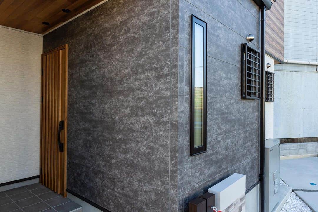 京都建物さんのインスタグラム写真 - (京都建物Instagram)「✴︎サイディングの組み合わせ術✴︎﻿ ﻿ 京都建物のお家はベースサイディングと言われる外壁のメインカラーになる部分とアクセントサイディングと言われるワンポイントになる外壁材がお選びいただきだけます！﻿ ﻿ 外壁材は#ニチハ と#KEMW の2社のサイディングをご用意しております🏡﻿ 今回の写真は大住駅2号地のモデルハウスです﻿ 白いベースに木目と石目調の異素材系の組み合わせでまとめています★﻿ ﻿ 中も西海岸風のインテリアでカッコよくかわいい内装で仕上げています！﻿ ぜひ一度ご見学ください♪﻿ ﻿ ﻿ ﻿ ﻿ ギャラリーページはホームページからチェック頂けます◎﻿ ■トップページのURLをクリック■﻿ ﻿ 【あなたの家それは世界で一番素敵な場所】﻿ ---------------------﻿ more phots...👉@kyototatemono_﻿ ---------------------﻿ ﻿ 地震に強く、夏は涼しく、冬は暖かくて住み心地の良い、おしゃれな #マイホーム を建てたい！﻿ 今の住まいを自分の好みに建て替えたい！﻿ そんな方は、ぜひ#京都建物　にご相談下さい ↓プロフィール欄からHPに移動できます。﻿ ---------------------﻿ @kyototatemono_﻿ ---------------------﻿ ﻿ ﻿ ﻿ #京都建物 ﻿ #京都建物株式会社﻿ #注文住宅 ﻿ #自由設計 ﻿ #京都新築﻿ #宇治新築﻿ #京都グルメ﻿ #京都観光﻿ #宇治分譲地﻿ #新築分譲地﻿ #宇治市﻿ #子育て ﻿ #住まい ﻿ #新築 ﻿ #新築一戸建て ﻿ #暮らし ﻿ #ナチュラル ﻿ #工務店 ﻿ #マイホーム計画﻿ #西海岸風﻿ #インテリア ﻿ #家づくり﻿ #モデルハウス﻿ #サイディング﻿ #外観デザイン﻿ #外壁」8月4日 14時34分 - kyototatemono_