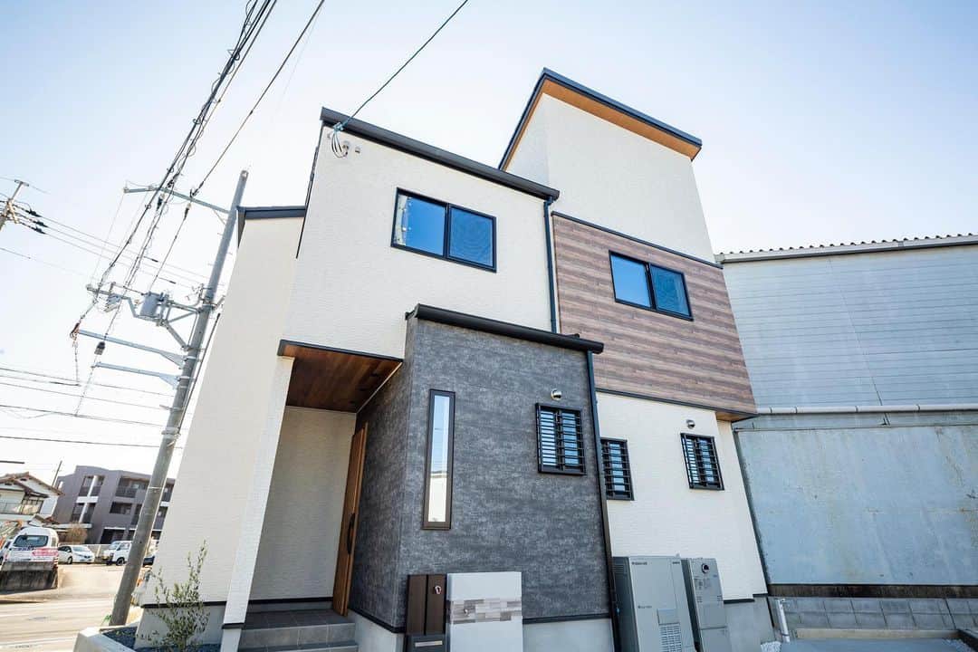 京都建物のインスタグラム：「✴︎サイディングの組み合わせ術✴︎﻿ ﻿ 京都建物のお家はベースサイディングと言われる外壁のメインカラーになる部分とアクセントサイディングと言われるワンポイントになる外壁材がお選びいただきだけます！﻿ ﻿ 外壁材は#ニチハ と#KEMW の2社のサイディングをご用意しております🏡﻿ 今回の写真は大住駅2号地のモデルハウスです﻿ 白いベースに木目と石目調の異素材系の組み合わせでまとめています★﻿ ﻿ 中も西海岸風のインテリアでカッコよくかわいい内装で仕上げています！﻿ ぜひ一度ご見学ください♪﻿ ﻿ ﻿ ﻿ ﻿ ギャラリーページはホームページからチェック頂けます◎﻿ ■トップページのURLをクリック■﻿ ﻿ 【あなたの家それは世界で一番素敵な場所】﻿ ---------------------﻿ more phots...👉@kyototatemono_﻿ ---------------------﻿ ﻿ 地震に強く、夏は涼しく、冬は暖かくて住み心地の良い、おしゃれな #マイホーム を建てたい！﻿ 今の住まいを自分の好みに建て替えたい！﻿ そんな方は、ぜひ#京都建物　にご相談下さい ↓プロフィール欄からHPに移動できます。﻿ ---------------------﻿ @kyototatemono_﻿ ---------------------﻿ ﻿ ﻿ ﻿ #京都建物 ﻿ #京都建物株式会社﻿ #注文住宅 ﻿ #自由設計 ﻿ #京都新築﻿ #宇治新築﻿ #京都グルメ﻿ #京都観光﻿ #宇治分譲地﻿ #新築分譲地﻿ #宇治市﻿ #子育て ﻿ #住まい ﻿ #新築 ﻿ #新築一戸建て ﻿ #暮らし ﻿ #ナチュラル ﻿ #工務店 ﻿ #マイホーム計画﻿ #西海岸風﻿ #インテリア ﻿ #家づくり﻿ #モデルハウス﻿ #サイディング﻿ #外観デザイン﻿ #外壁」