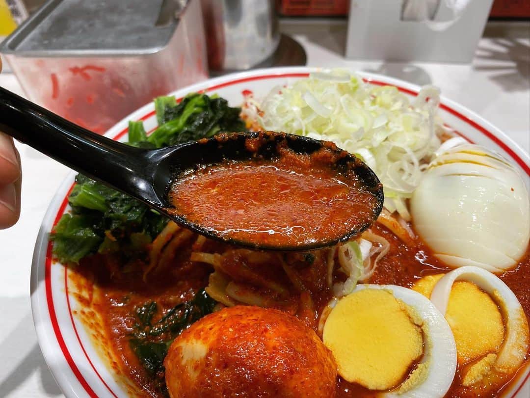 rasuさんのインスタグラム写真 - (rasuInstagram)「蒙古タンメン中本川崎店 北極やさいシャキシャキ 辛さ10倍麺半分 北極味玉ゆでたまごほうれん草ネギトッピング  今日は遅めだったので夜に響かないようやさいは大盛り無しで٩( ᐛ )و  久々の中本さんうまかったぁぁ！！！！ やっぱり定期的には癒しですなぁ(//´﹃｀//) 梅雨も明けて暑くなってきた今、カプサイシン摂取で汗もかいて気分爽快！  これで夏も踏ん張れちゃうぜ！！  ちなみに、お店の方で栃木出身の方がいらっしゃって ジラフさんの話で盛り上がって嬉しかった←  #蒙古タンメン中本 #蒙古タンメン中本川崎店 #ラーメン #旨辛」8月4日 14時34分 - rashu_eat