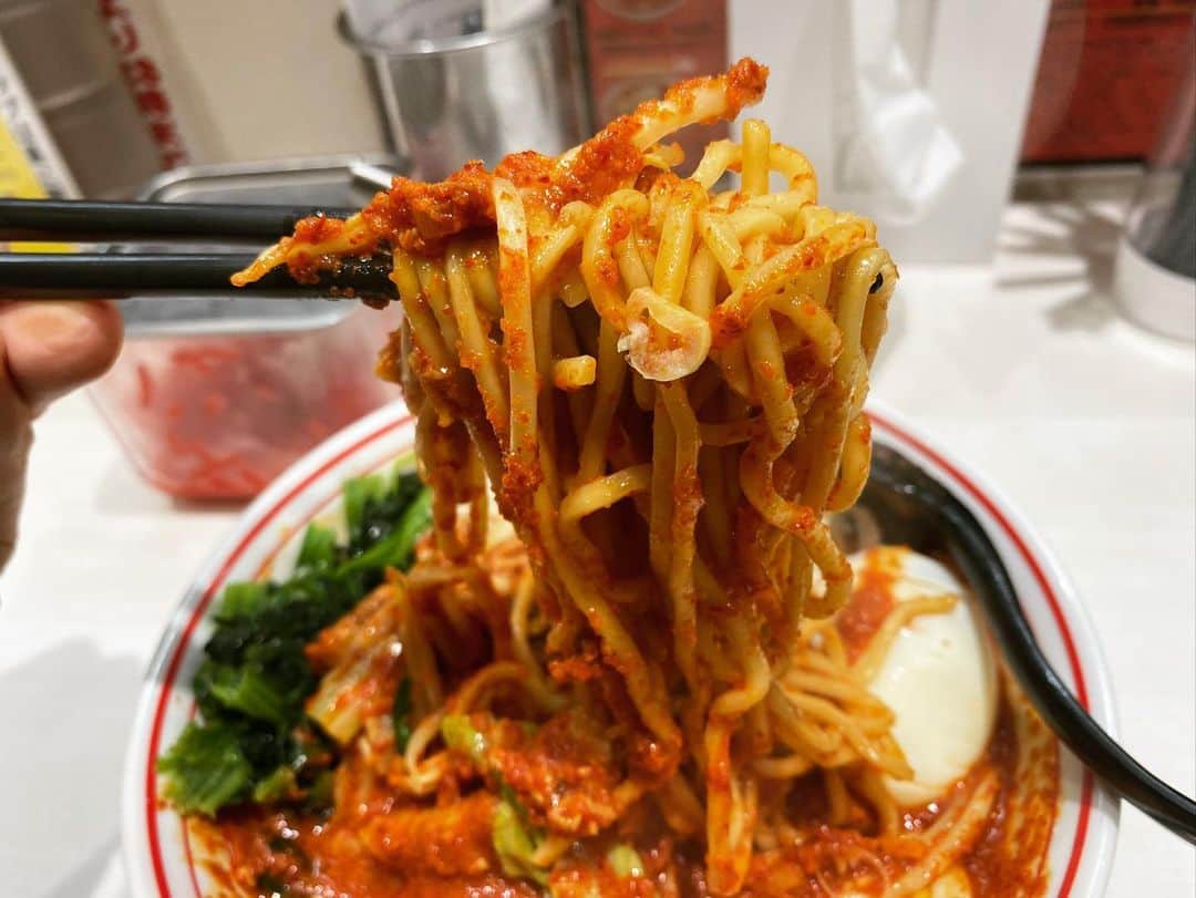 rasuさんのインスタグラム写真 - (rasuInstagram)「蒙古タンメン中本川崎店 北極やさいシャキシャキ 辛さ10倍麺半分 北極味玉ゆでたまごほうれん草ネギトッピング  今日は遅めだったので夜に響かないようやさいは大盛り無しで٩( ᐛ )و  久々の中本さんうまかったぁぁ！！！！ やっぱり定期的には癒しですなぁ(//´﹃｀//) 梅雨も明けて暑くなってきた今、カプサイシン摂取で汗もかいて気分爽快！  これで夏も踏ん張れちゃうぜ！！  ちなみに、お店の方で栃木出身の方がいらっしゃって ジラフさんの話で盛り上がって嬉しかった←  #蒙古タンメン中本 #蒙古タンメン中本川崎店 #ラーメン #旨辛」8月4日 14時34分 - rashu_eat