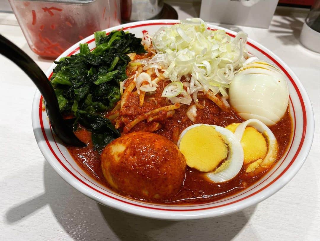 rasuさんのインスタグラム写真 - (rasuInstagram)「蒙古タンメン中本川崎店 北極やさいシャキシャキ 辛さ10倍麺半分 北極味玉ゆでたまごほうれん草ネギトッピング  今日は遅めだったので夜に響かないようやさいは大盛り無しで٩( ᐛ )و  久々の中本さんうまかったぁぁ！！！！ やっぱり定期的には癒しですなぁ(//´﹃｀//) 梅雨も明けて暑くなってきた今、カプサイシン摂取で汗もかいて気分爽快！  これで夏も踏ん張れちゃうぜ！！  ちなみに、お店の方で栃木出身の方がいらっしゃって ジラフさんの話で盛り上がって嬉しかった←  #蒙古タンメン中本 #蒙古タンメン中本川崎店 #ラーメン #旨辛」8月4日 14時34分 - rashu_eat