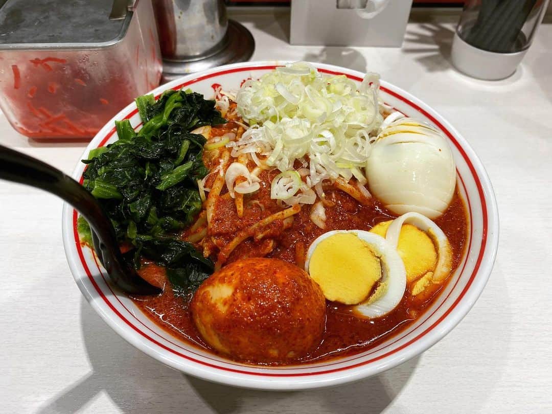 rasuさんのインスタグラム写真 - (rasuInstagram)「蒙古タンメン中本川崎店 北極やさいシャキシャキ 辛さ10倍麺半分 北極味玉ゆでたまごほうれん草ネギトッピング  今日は遅めだったので夜に響かないようやさいは大盛り無しで٩( ᐛ )و  久々の中本さんうまかったぁぁ！！！！ やっぱり定期的には癒しですなぁ(//´﹃｀//) 梅雨も明けて暑くなってきた今、カプサイシン摂取で汗もかいて気分爽快！  これで夏も踏ん張れちゃうぜ！！  ちなみに、お店の方で栃木出身の方がいらっしゃって ジラフさんの話で盛り上がって嬉しかった←  #蒙古タンメン中本 #蒙古タンメン中本川崎店 #ラーメン #旨辛」8月4日 14時34分 - rashu_eat