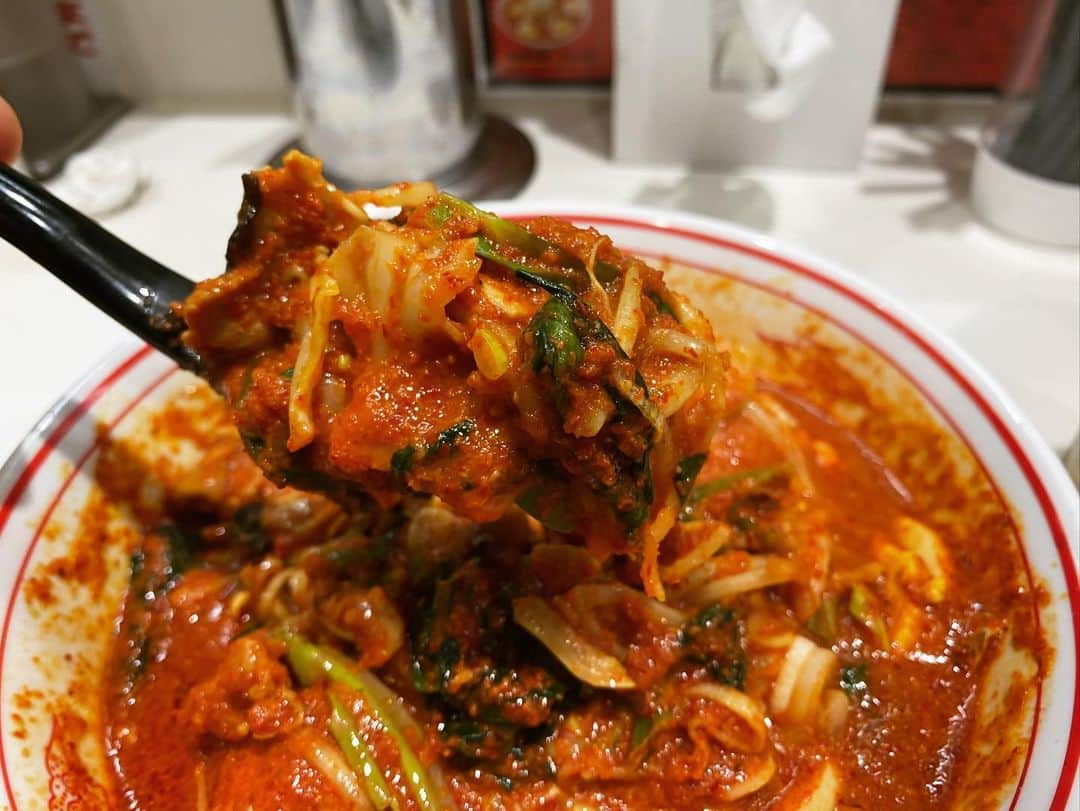 rasuさんのインスタグラム写真 - (rasuInstagram)「蒙古タンメン中本川崎店 北極やさいシャキシャキ 辛さ10倍麺半分 北極味玉ゆでたまごほうれん草ネギトッピング  今日は遅めだったので夜に響かないようやさいは大盛り無しで٩( ᐛ )و  久々の中本さんうまかったぁぁ！！！！ やっぱり定期的には癒しですなぁ(//´﹃｀//) 梅雨も明けて暑くなってきた今、カプサイシン摂取で汗もかいて気分爽快！  これで夏も踏ん張れちゃうぜ！！  ちなみに、お店の方で栃木出身の方がいらっしゃって ジラフさんの話で盛り上がって嬉しかった←  #蒙古タンメン中本 #蒙古タンメン中本川崎店 #ラーメン #旨辛」8月4日 14時34分 - rashu_eat