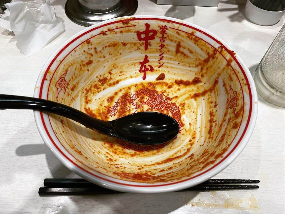 rasuさんのインスタグラム写真 - (rasuInstagram)「蒙古タンメン中本川崎店 北極やさいシャキシャキ 辛さ10倍麺半分 北極味玉ゆでたまごほうれん草ネギトッピング  今日は遅めだったので夜に響かないようやさいは大盛り無しで٩( ᐛ )و  久々の中本さんうまかったぁぁ！！！！ やっぱり定期的には癒しですなぁ(//´﹃｀//) 梅雨も明けて暑くなってきた今、カプサイシン摂取で汗もかいて気分爽快！  これで夏も踏ん張れちゃうぜ！！  ちなみに、お店の方で栃木出身の方がいらっしゃって ジラフさんの話で盛り上がって嬉しかった←  #蒙古タンメン中本 #蒙古タンメン中本川崎店 #ラーメン #旨辛」8月4日 14時34分 - rashu_eat