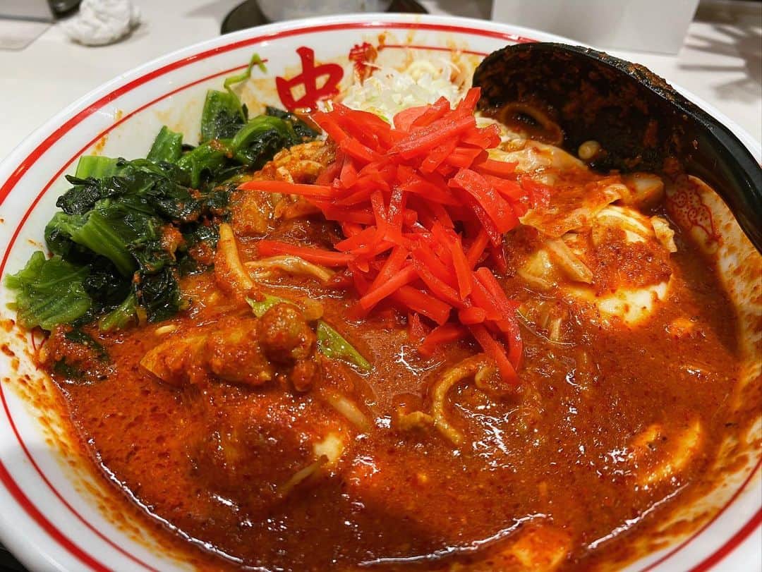 rasuさんのインスタグラム写真 - (rasuInstagram)「蒙古タンメン中本川崎店 北極やさいシャキシャキ 辛さ10倍麺半分 北極味玉ゆでたまごほうれん草ネギトッピング  今日は遅めだったので夜に響かないようやさいは大盛り無しで٩( ᐛ )و  久々の中本さんうまかったぁぁ！！！！ やっぱり定期的には癒しですなぁ(//´﹃｀//) 梅雨も明けて暑くなってきた今、カプサイシン摂取で汗もかいて気分爽快！  これで夏も踏ん張れちゃうぜ！！  ちなみに、お店の方で栃木出身の方がいらっしゃって ジラフさんの話で盛り上がって嬉しかった←  #蒙古タンメン中本 #蒙古タンメン中本川崎店 #ラーメン #旨辛」8月4日 14時34分 - rashu_eat