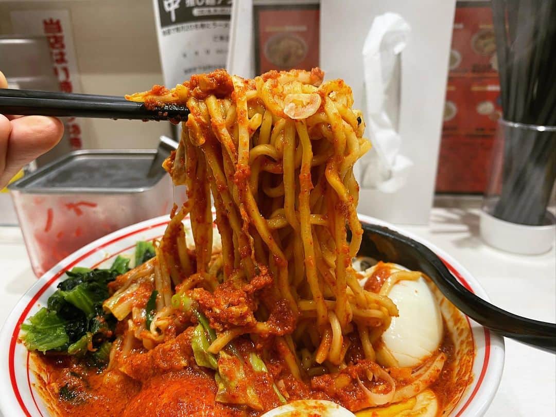 rasuさんのインスタグラム写真 - (rasuInstagram)「蒙古タンメン中本川崎店 北極やさいシャキシャキ 辛さ10倍麺半分 北極味玉ゆでたまごほうれん草ネギトッピング  今日は遅めだったので夜に響かないようやさいは大盛り無しで٩( ᐛ )و  久々の中本さんうまかったぁぁ！！！！ やっぱり定期的には癒しですなぁ(//´﹃｀//) 梅雨も明けて暑くなってきた今、カプサイシン摂取で汗もかいて気分爽快！  これで夏も踏ん張れちゃうぜ！！  ちなみに、お店の方で栃木出身の方がいらっしゃって ジラフさんの話で盛り上がって嬉しかった←  #蒙古タンメン中本 #蒙古タンメン中本川崎店 #ラーメン #旨辛」8月4日 14時34分 - rashu_eat