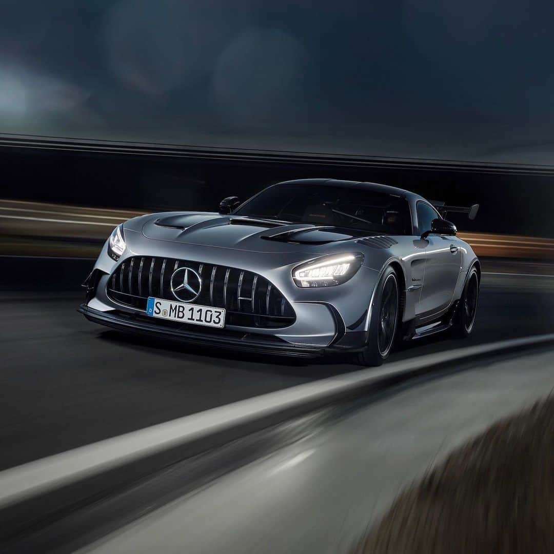 のインスタグラム：「[Kraftstoffverbrauch kombiniert: 12,8 l/100 km CO₂-Emissionen kombiniert: 292 g/km  mb4.me/DAT-Leitfaden  Mercedes-AMG GT Black Series]   Perfectly embodying the AMG racing spirit inside and out with a powerful engine and a bold design to match. Experience pure driving performance.   @mercedesamg #MercedesAMG #BlackSeries #GT #AMG #AMGlovers #Mercedes」