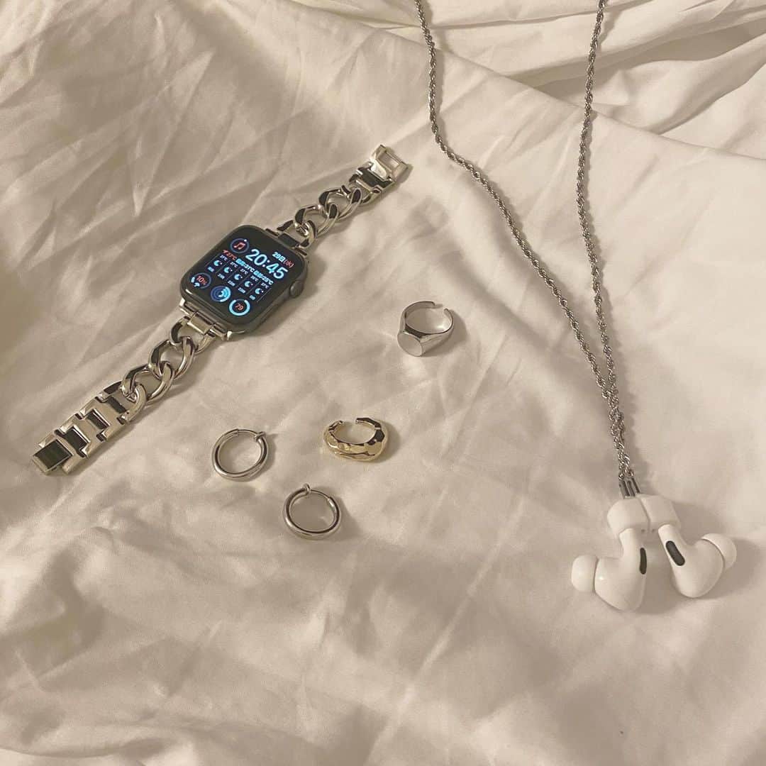 acaneのインスタグラム：「・ 最近アクセサリーは ほとんど @missmarine_ 😂💘 ・ 耳は全部イヤリング🧏🏼‍♀️❤︎ もっぱらゴールド派やったのに ミックス派になって、最近はほぼシルバー🐲 ・ #AppleWatch #指輪 #イヤリング #フープピアス #AirPods #ネックレス」