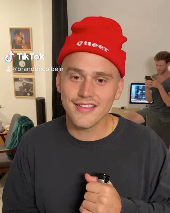 ブランドン・シェイアのインスタグラム：「Me drunk... trying to say thank you for streaming I.D.C.A.L 🥴 Cody in the background though lolol」