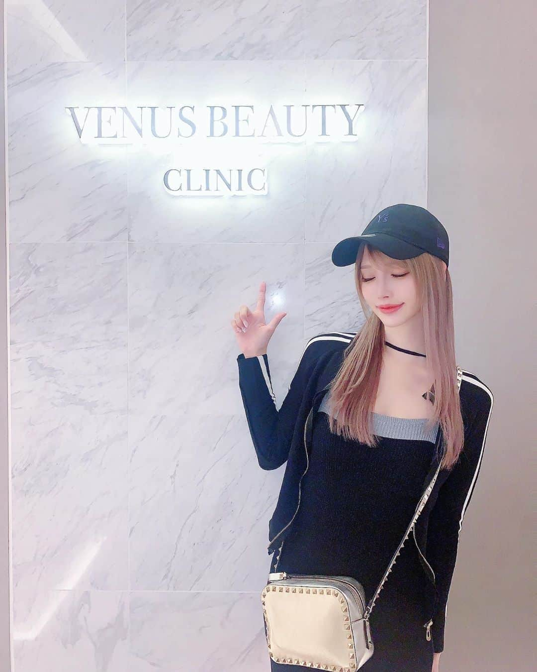 桜咲乃愛さんのインスタグラム写真 - (桜咲乃愛Instagram)「@venus_beautyclinic_ginza で脚のダブロゴールドをしてきました🥰💕💎  前回お腹やってもらって今回脚は初だったのですが、ハイフって感じの痛みがした！笑  お腹は謎に痛みに強かったのか全く痛くなくて威力上げたけど脚は上げれなかった！笑  効果ありますよーにっ😆💓💓💓✨  #ダブロゴールド#ハイフ#ボディハイフ#脚やせ#ダイエット#夏#キャップ女子 #チョーカー女子 #VALENTINO#ys #銀座#venusbeautyclinic#sucredouceur」8月4日 14時57分 - noasama1101