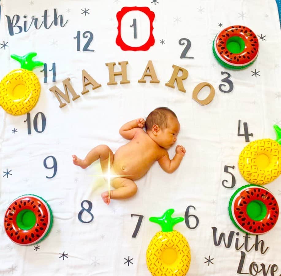 渡部太基のインスタグラム：「. 生後㊗️1ヶ月おめでとう🎉👶 検診も無事終えて外出も入浴も🆗出ました👍 まだ1ヶ月なのにもう首すわりそう😳 #わたべんちのまはろくん #祝 #生後1ヶ月 #記念日 #寝相アート #テーマは夏 #長男の時より手抜きって言わないで #🤣」
