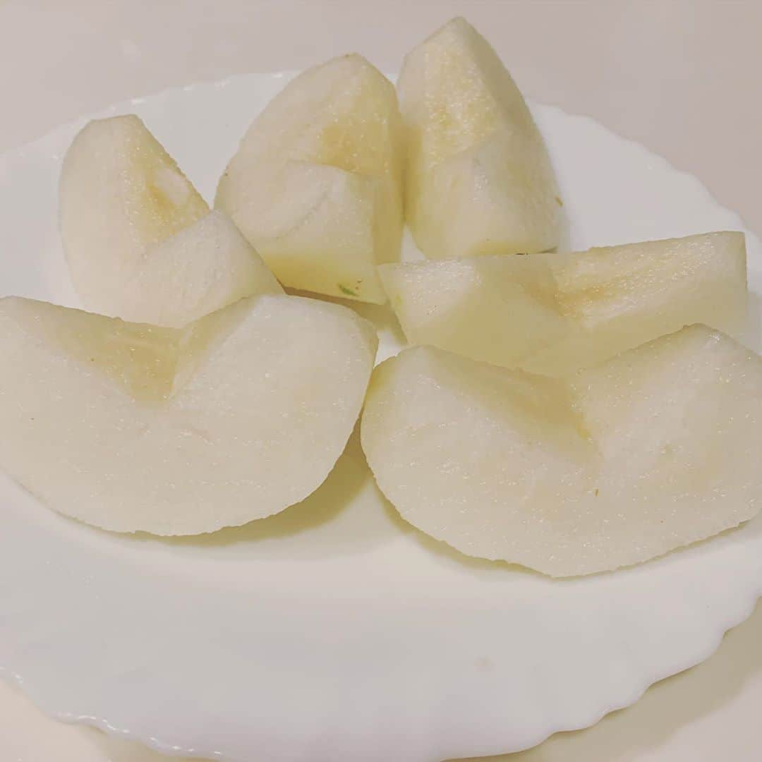白井眞輝さんのインスタグラム写真 - (白井眞輝Instagram)「梨到来。 Japanese pears have come.  #梨 #アレキ #ドロス #アレキサンドロス #alexandros」8月4日 15時08分 - masakishirai_alexandros