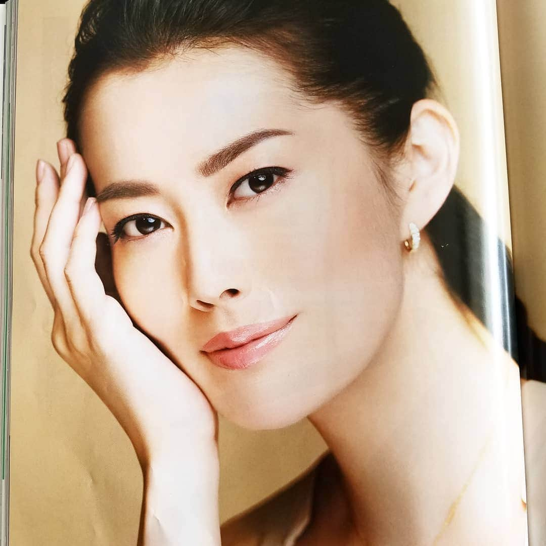 黒田啓蔵さんのインスタグラム写真 - (黒田啓蔵Instagram)「家庭画報 September 2020 ８月１日発売の家庭画報にて マスク必須時代のプロの技教えます。 今こそ"軽やかな"目力を でヘアメイクをさせて頂いてます。 是非ご覧くださいね。 #家庭画報 #メイク特集 #マスク必須時代  #軽やかな目力#フォトグラファ― #富田眞光　さん #スタイリング #松田綾子 　さん #モデル  #松田珠希 　さん @kurodakeizo  @kateigaho」8月4日 15時25分 - kurodakeizo