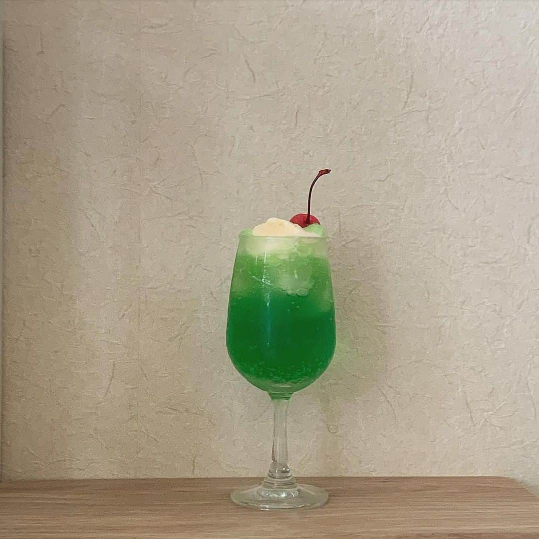 スズのインスタグラム：「#melonsoda :) ・ ・ #メロンソーダ #クリームソーダ  #メロンクリームソーダ #melonsoda  #카페스타그램 #카페 #메론소다 #インスタ映え ？？？？」