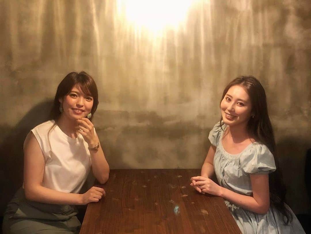 八尋莉那のインスタグラム：「ねこたちが繋いでくれたご縁でお友達ができたの🥰love🐈♡ 先日お会いした時に表も裏も素敵な器を頂きました🤍 色んなお料理を作ってこの器を楽しみたいと思います🥰嬉しいなぁ💕」