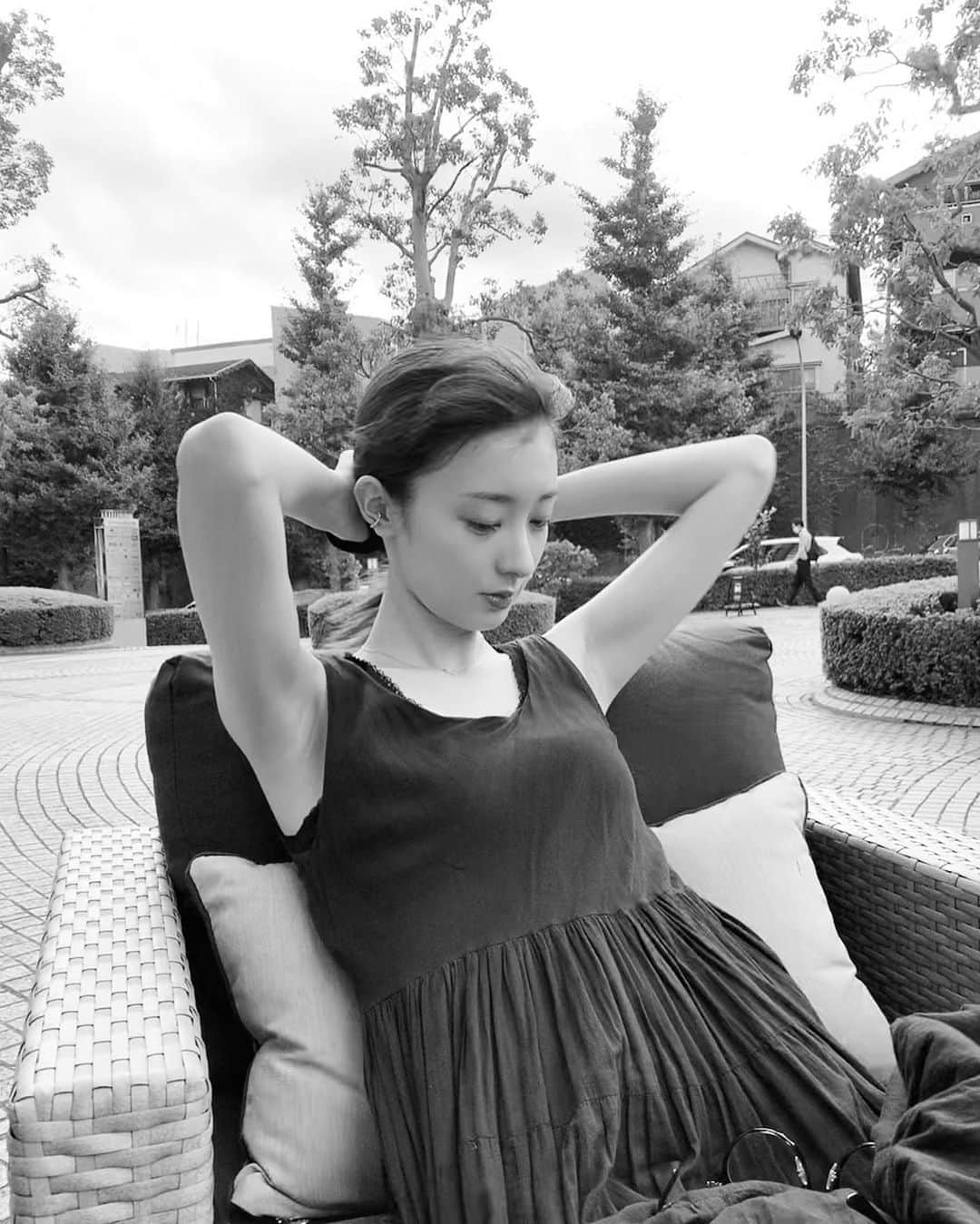 宮本茉由さんのインスタグラム写真 - (宮本茉由Instagram)「母とお茶したときの🍵ちょっと風強めだったけど、気持ちよかった〜 本日は#竜の道　第二話☺︎ #強風　#前髪全開」8月4日 15時19分 - mayu_miyamoto_official