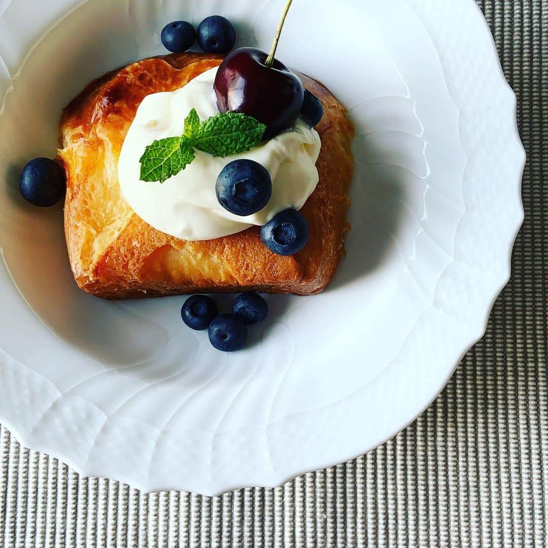 のインスタグラム：「おやつにひんやり冷たいババオラム。 @restaurant_franz でわけてもらったプリオッシュにラム酒入りのレモンシロップをたっぷり染み込ませてシミシミに。お酒入りのお菓子はあまり得意じゃないけれど、これだけは別。ゆる立ての生クリームを添えて。  #おやつタイム #ババオラム #パパ #BBAじゃないよ」