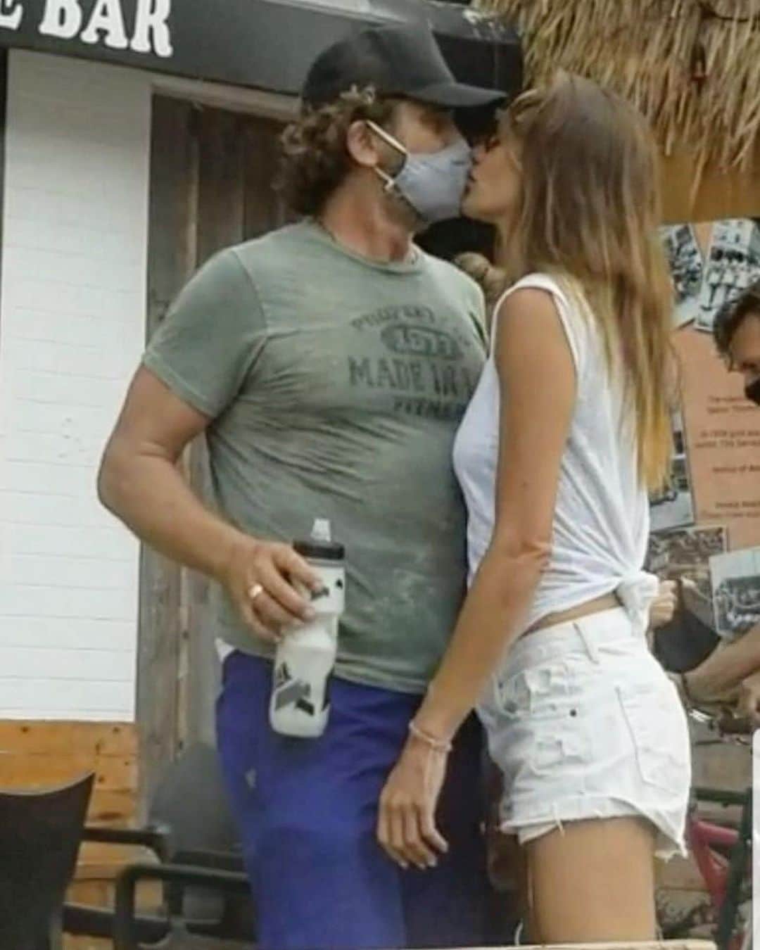 Just Jaredさんのインスタグラム写真 - (Just JaredInstagram)「Gerard Butler shares a kiss with longtime girlfriend Morgan Brown through his mask. The couple rode their bikes to a local smoothie bar on Monday afternoon. #GerardButler #MorganBrown Photos: Backgrid」8月4日 15時21分 - justjared