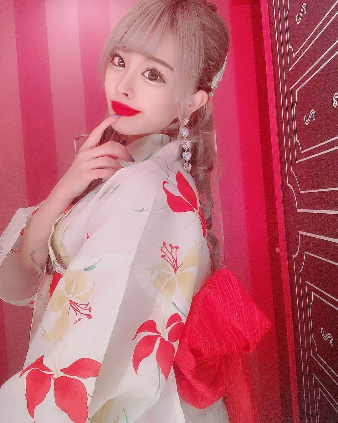 あんじゅのインスタグラム：「♡ ． 今夜もお祭りでお会いしましょう( ˘꒳​˘ )🏮👘✨ . . レッスン行ってきます🤟🏻 ． ．  #Burlesque #バーレスク #バーレスク東京 #大阪 #バーレスク大阪 #北新地 #ミナミ #キャバクラ #ホスト #歌舞伎町 #ダンサー #Japanesegirl #自発ください  #ロリ顔 #グラビア  #ガンメッシュ #ギャル #加工厨 #量産型 #太もも #むちむち #低身長女子 #撮影会 #雰囲気好きな人いいね #自撮り界隈  #1mmでもいいなと思ったらいいね #被写体  #浴衣ヘアアレンジ #ヘアアレンジ #浴衣女子」