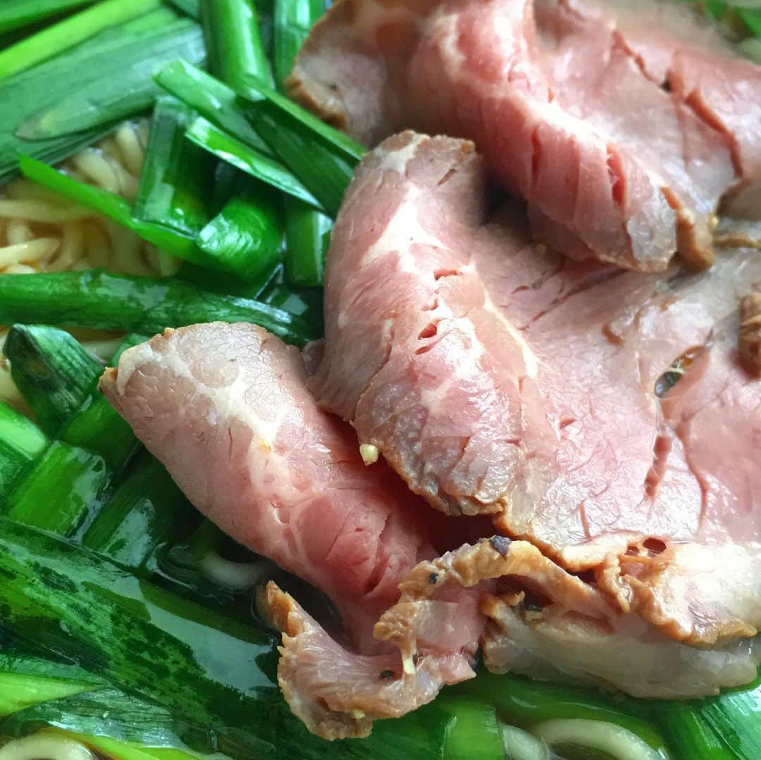 宮本菜津子さんのインスタグラム写真 - (宮本菜津子Instagram)「今日のひるごはん。牛肉麺が食べたい気持ちをどうにかするため、即席麺に韮とローストビーフのせて、辣油かけたやつ🍜ちなみにこれ「好きやねん」なんですけど、なんか、ひさしぶりに食べたら美味しくなかった笑。こんなに麺モニョモニョしてたっけ。 - ついに、ハイキュー!!の単行本を読みはじめました📚 - #massofthefermentingdregs  #motfd #masudore #ramen #マスドレ #ラーメン #牛肉麺 #ランチ #おひるごはん #ひるごはん #お昼ごはん #昼ごはん #お昼ご飯 #昼ご飯」8月4日 15時27分 - natsukondesu