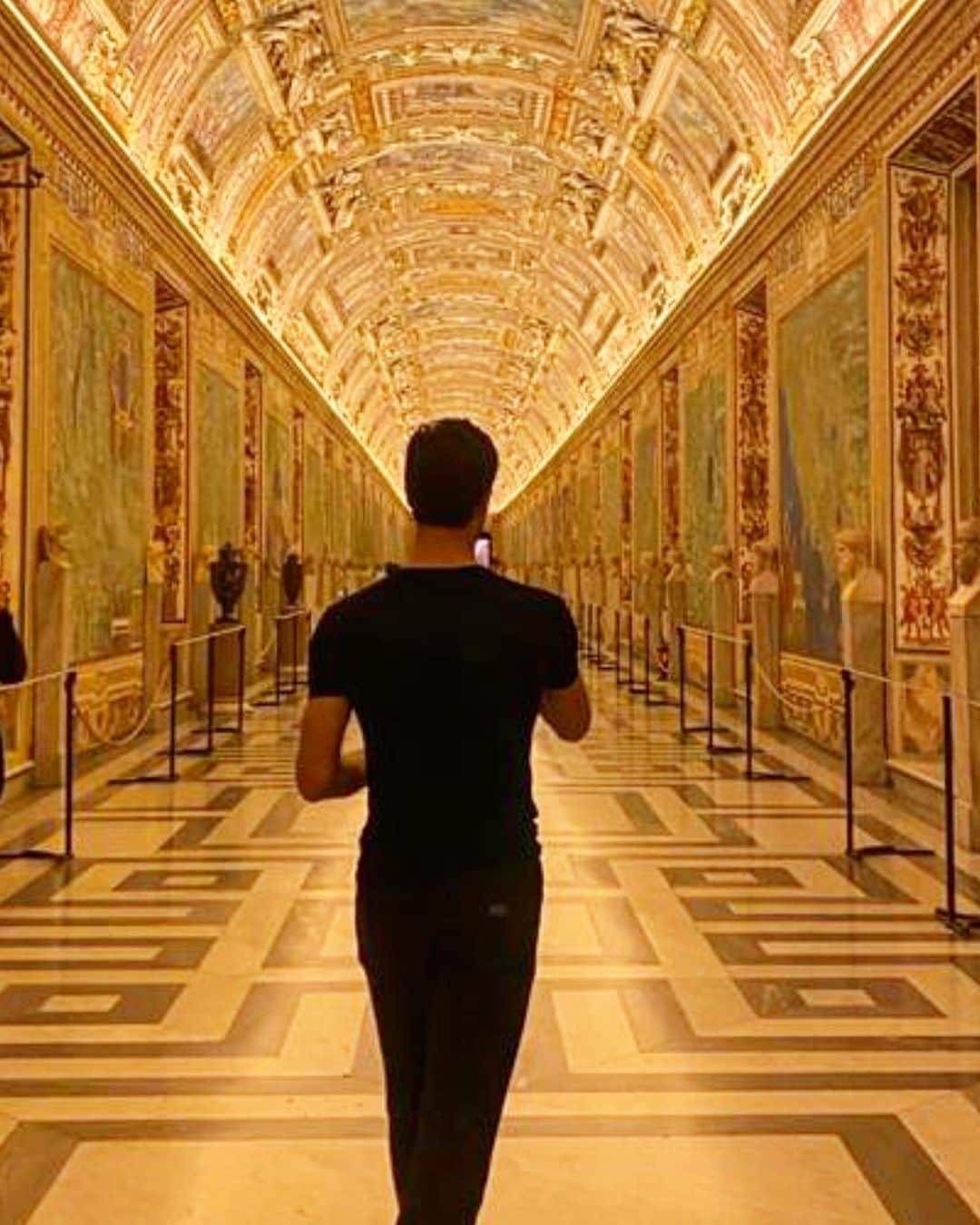 ロベルト・ボッレさんのインスタグラム写真 - (ロベルト・ボッレInstagram)「Il privilegio di chiudere la Cappella Sistina e altre sale dei Musei Vaticani...l’emozione di una visita speciale e indimenticabile. @vaticanmuseums 🙏🏼❤️」8月4日 15時27分 - robertobolle