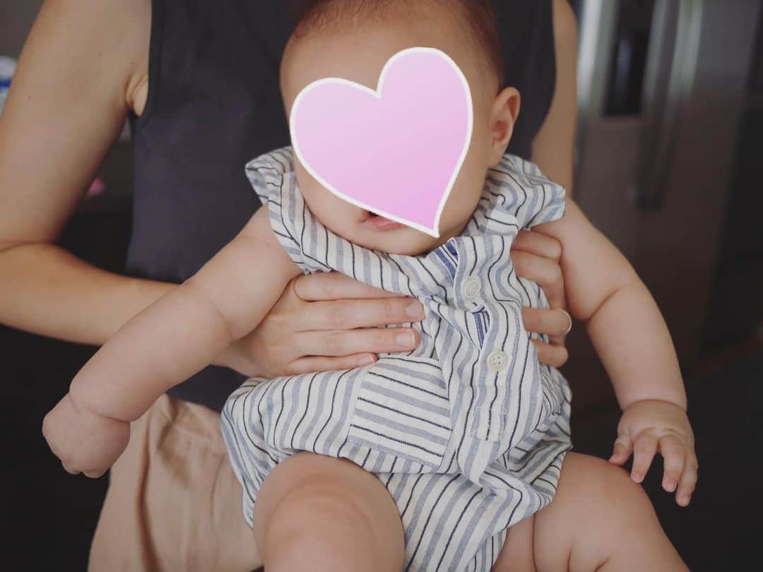 松本亜希さんのインスタグラム写真 - (松本亜希Instagram)「・ この写真は、親友えりちゃんのbabyに先月初旬やっとやっと会えた日のもの📷💕 これは思い出として絶対に残しておかないと！ ムンチャイ、二手に分かれて会いに行ってきました✨ 息子、まだ髪ロン毛のときや😂 ・ えりちゃんのことは小学校から知ってるけど、もうえりちゃんにそっくり👶 真っ白なイケメンボーイ😍 えりちゃんの小さい時にそっくりなように思います♡ ムッチムチ感がもうたまらんすぎ‼️ ・ えりちゃん、本当におめでとう🎊💕 これから一緒に子育てできること幸せだよ♡ #bff#ムンチャイ」8月4日 15時31分 - m_akiron
