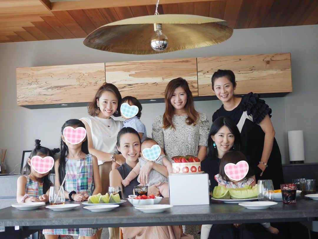 松本亜希さんのインスタグラム写真 - (松本亜希Instagram)「・ この写真は、親友えりちゃんのbabyに先月初旬やっとやっと会えた日のもの📷💕 これは思い出として絶対に残しておかないと！ ムンチャイ、二手に分かれて会いに行ってきました✨ 息子、まだ髪ロン毛のときや😂 ・ えりちゃんのことは小学校から知ってるけど、もうえりちゃんにそっくり👶 真っ白なイケメンボーイ😍 えりちゃんの小さい時にそっくりなように思います♡ ムッチムチ感がもうたまらんすぎ‼️ ・ えりちゃん、本当におめでとう🎊💕 これから一緒に子育てできること幸せだよ♡ #bff#ムンチャイ」8月4日 15時31分 - m_akiron