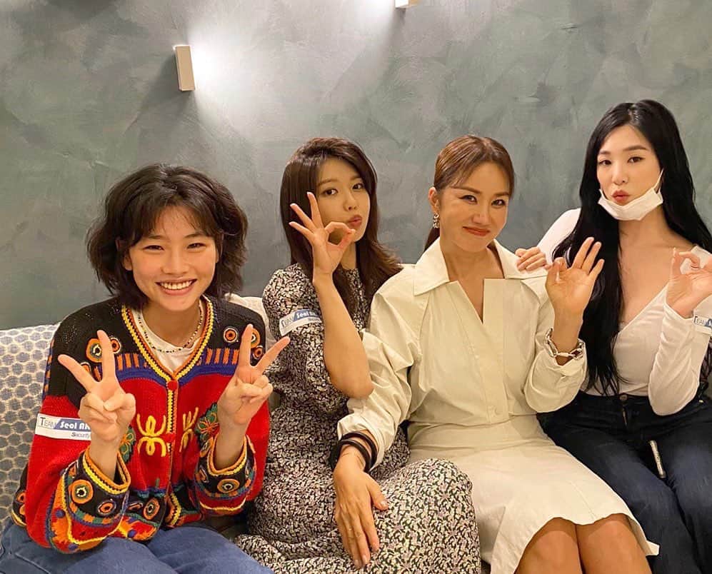 オム・ジョンファさんのインスタグラム写真 - (オム・ジョンファInstagram)「어제 응원하러 와준 아름다운 후배님들.  고마워! 너무 든든하다 #오케이마담#사람엔터테인먼트」8月4日 15時32分 - umaizing