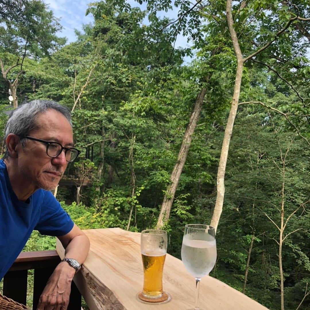 高橋幸宏さんのインスタグラム写真 - (高橋幸宏Instagram)「この森の真ん中にあった栗の木から作ってもらった1枚板のテーブルがデッキテラスに来たので、アルコールはとめられているところ、ノンアルコールビールとお水。  #ノンアルコールビール  #non-alcoholic beer」8月4日 15時40分 - room66_yukihiro