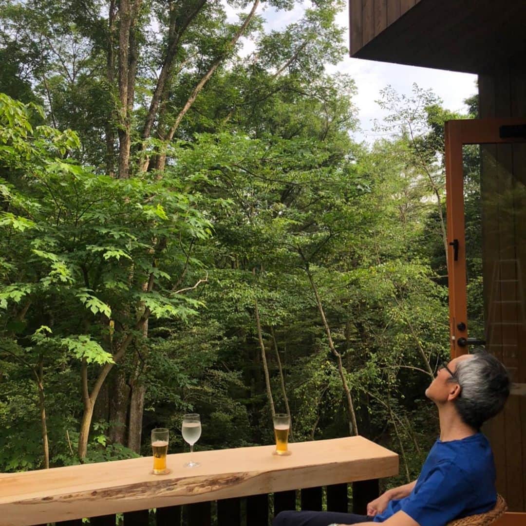 高橋幸宏さんのインスタグラム写真 - (高橋幸宏Instagram)「この森の真ん中にあった栗の木から作ってもらった1枚板のテーブルがデッキテラスに来たので、アルコールはとめられているところ、ノンアルコールビールとお水。  #ノンアルコールビール  #non-alcoholic beer」8月4日 15時40分 - room66_yukihiro