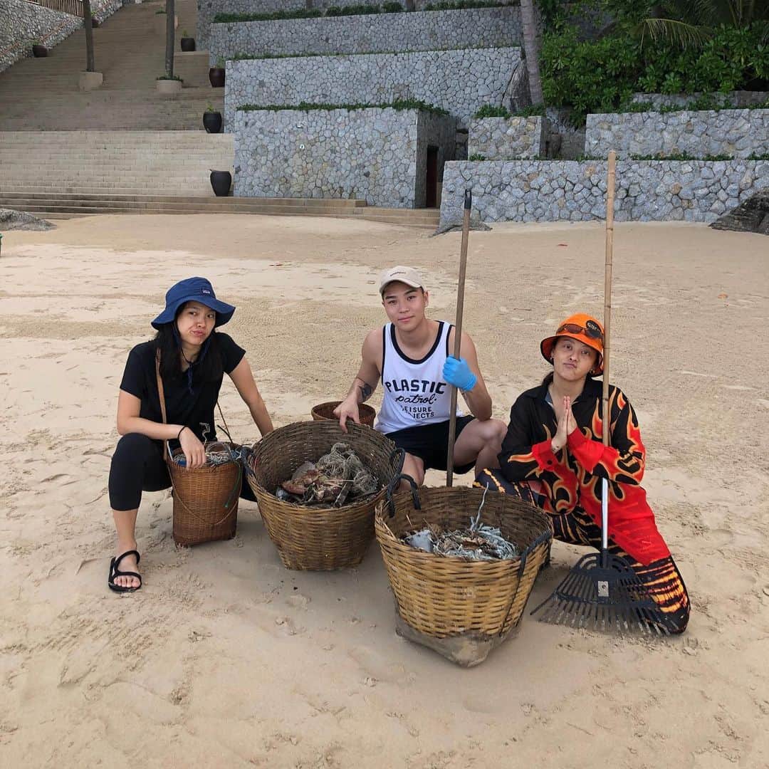 Amata Chittaseneeさんのインスタグラム写真 - (Amata ChittaseneeInstagram)「✊🏾@natkanok 🐻 @faribear 🤪 the crazy friends who would go through thick and thin with ‘ya 🤘🏾thank you @amanpuri for having us 🥰✨🐚」8月4日 15時51分 - pearypie