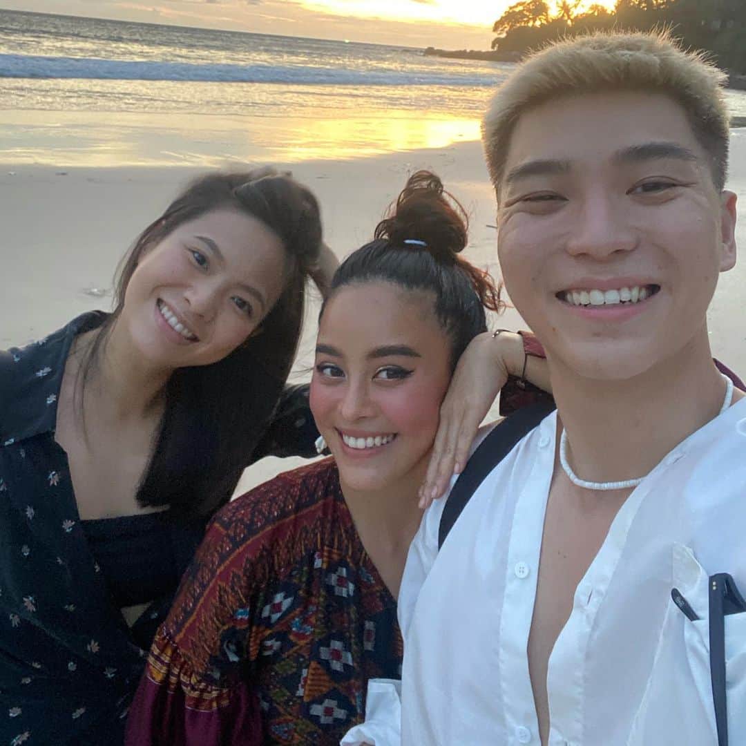 Amata Chittaseneeさんのインスタグラム写真 - (Amata ChittaseneeInstagram)「✊🏾@natkanok 🐻 @faribear 🤪 the crazy friends who would go through thick and thin with ‘ya 🤘🏾thank you @amanpuri for having us 🥰✨🐚」8月4日 15時51分 - pearypie