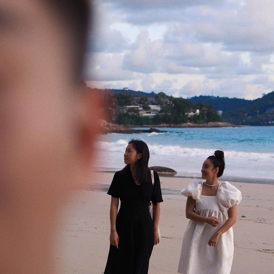 Amata Chittaseneeさんのインスタグラム写真 - (Amata ChittaseneeInstagram)「✊🏾@natkanok 🐻 @faribear 🤪 the crazy friends who would go through thick and thin with ‘ya 🤘🏾thank you @amanpuri for having us 🥰✨🐚」8月4日 15時51分 - pearypie