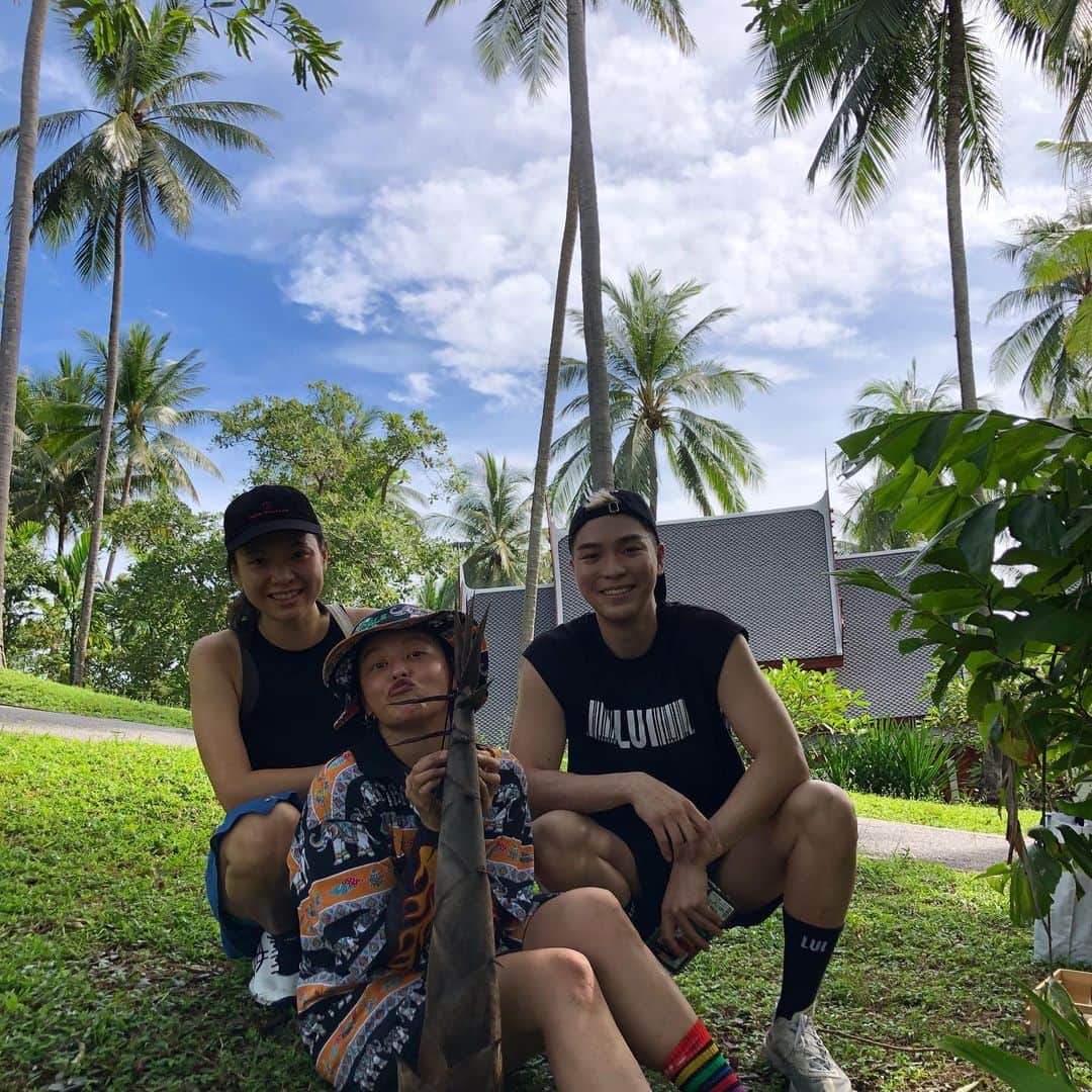 Amata Chittaseneeさんのインスタグラム写真 - (Amata ChittaseneeInstagram)「✊🏾@natkanok 🐻 @faribear 🤪 the crazy friends who would go through thick and thin with ‘ya 🤘🏾thank you @amanpuri for having us 🥰✨🐚」8月4日 15時51分 - pearypie