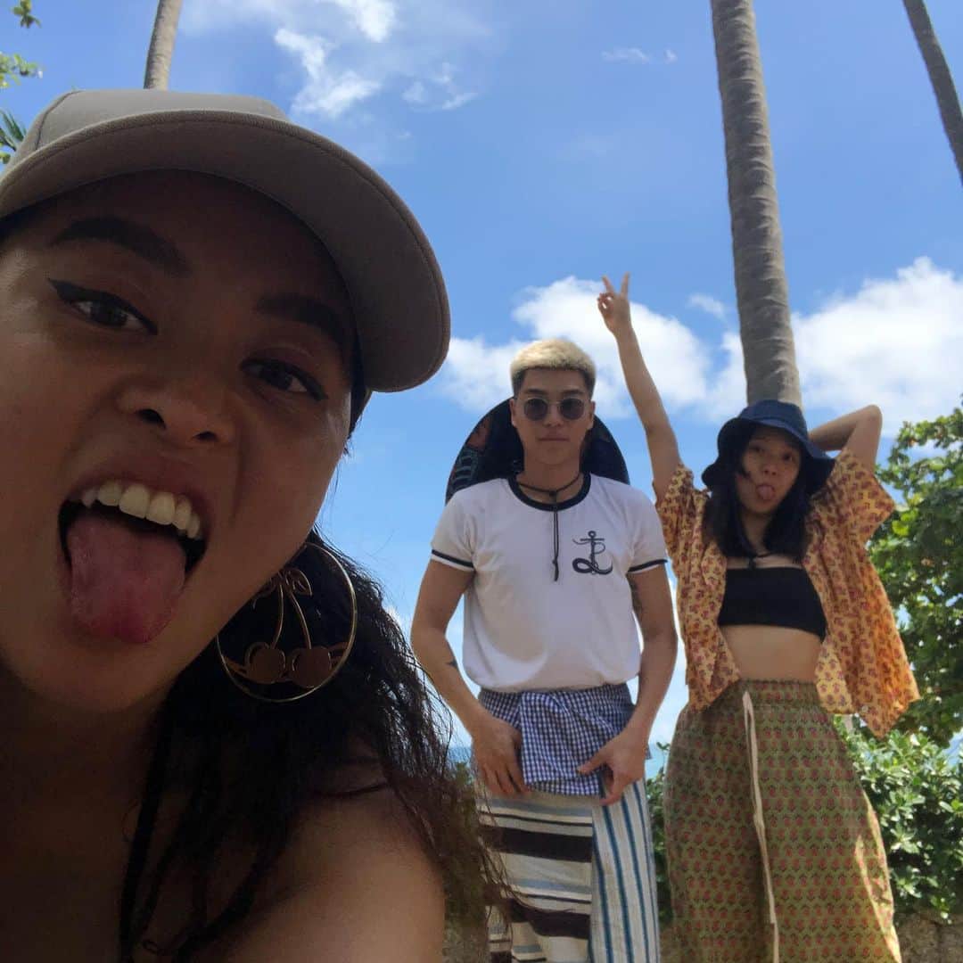 Amata Chittaseneeさんのインスタグラム写真 - (Amata ChittaseneeInstagram)「✊🏾@natkanok 🐻 @faribear 🤪 the crazy friends who would go through thick and thin with ‘ya 🤘🏾thank you @amanpuri for having us 🥰✨🐚」8月4日 15時51分 - pearypie