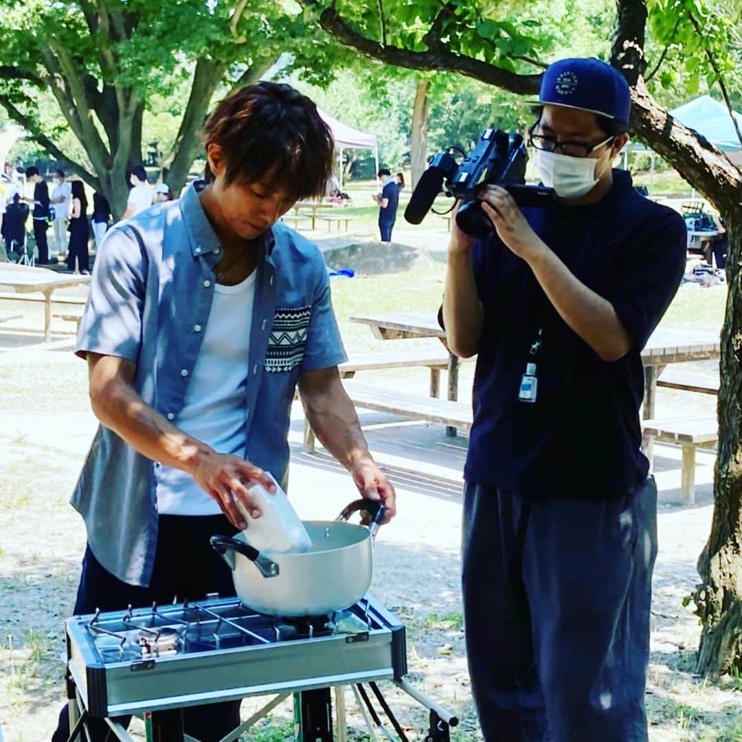 杉浦太陽さんのインスタグラム写真 - (杉浦太陽Instagram)「バイきんぐさんとキャンプロケ⛺️  小峠さんとバトル？w めちゃ盛り上がり！  っていうのを入れながら、 しっかり手料理を振る舞ってきました！  @sugiurataiyou_official  #バイきんぐ　さん #キャンプロケ #盛り上がった #料理も喜んでくれました #別番組の収録の合間にダッシュでロケ #これからまたスタジオに戻って収録！」8月4日 15時59分 - sugiurataiyou_official