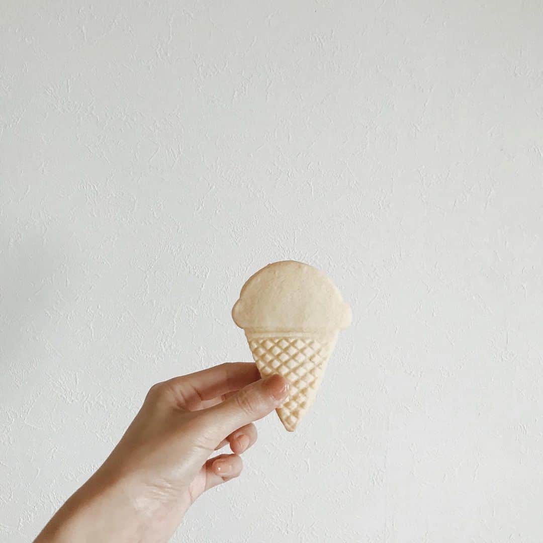 yuiのインスタグラム：「love ice cream🍨 梅雨明けしてから本当に暑い💦 アイス大好きで、夏はもう主食じゃないかってくらいアイス食べてる🙊(これはショートブレッドだけど) 体型もいちお気にはしてるので、アイスはなるべく低糖質なものを選んでるし、ギュギュギュ @gyugyugyu_lme の着用も継続しています。骨盤矯正しながら細見せしてくれるし、食べすぎの防止にも◎ 海好きなキャラではないけど笑、せめてもの夏っぽい海っぽいスタイリングで👒」