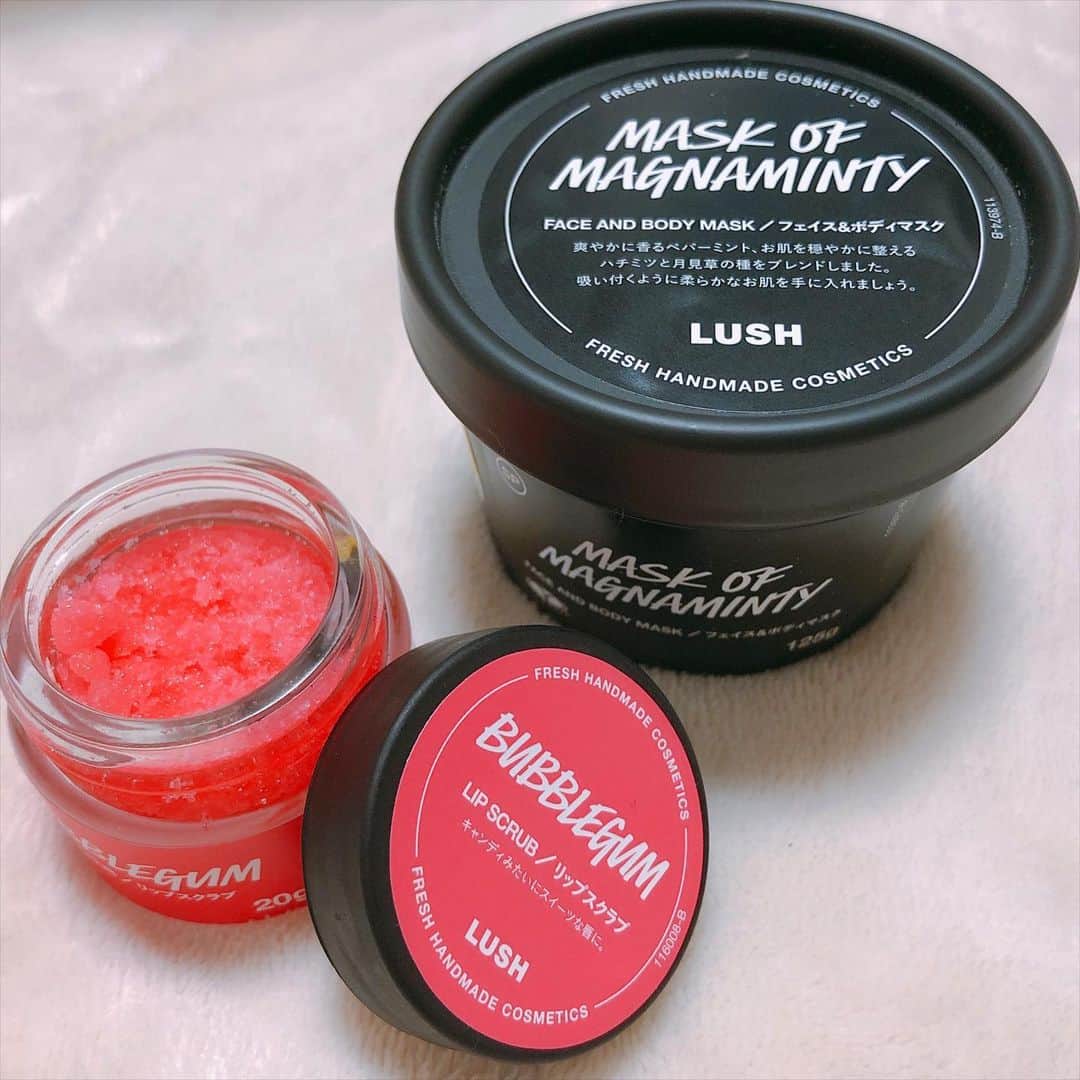 長江愛美さんのインスタグラム写真 - (長江愛美Instagram)「lushだいすき🧚‍♀️ いるだけで楽しい場所🧼 ヘビロテのパワーマスク🍃 何個めだろう？  美容に関してズボラ女だけど、定期的なパワーマスクをして、やった気になっています🤫  #lushlipscrub #lipscrub #lush#powermask #bubblegum#mint」8月4日 16時01分 - manamin.512