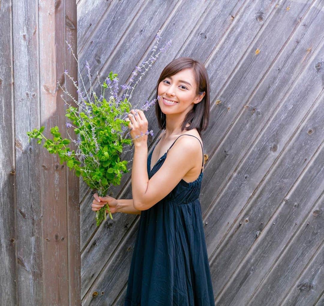 東美樹さんのインスタグラム写真 - (東美樹Instagram)「Can’t wait to go back to my healing spot💛🌿 #tb #2017  デビュー当時からお世話になっている乗馬倶楽部で撮影したときの写真☺︎ もう3年前♡ 早く乗馬も再開したいし、ハーブ摘みもしたいな🌿 . #gardening #Japan #animist #zen #mindfulness #model #asianmodel #shootouts📷 #sustainableliving #東美樹 #mikihigashi #animistmiki #オーガニック料理ソムリエ」8月4日 16時07分 - mikko.36___